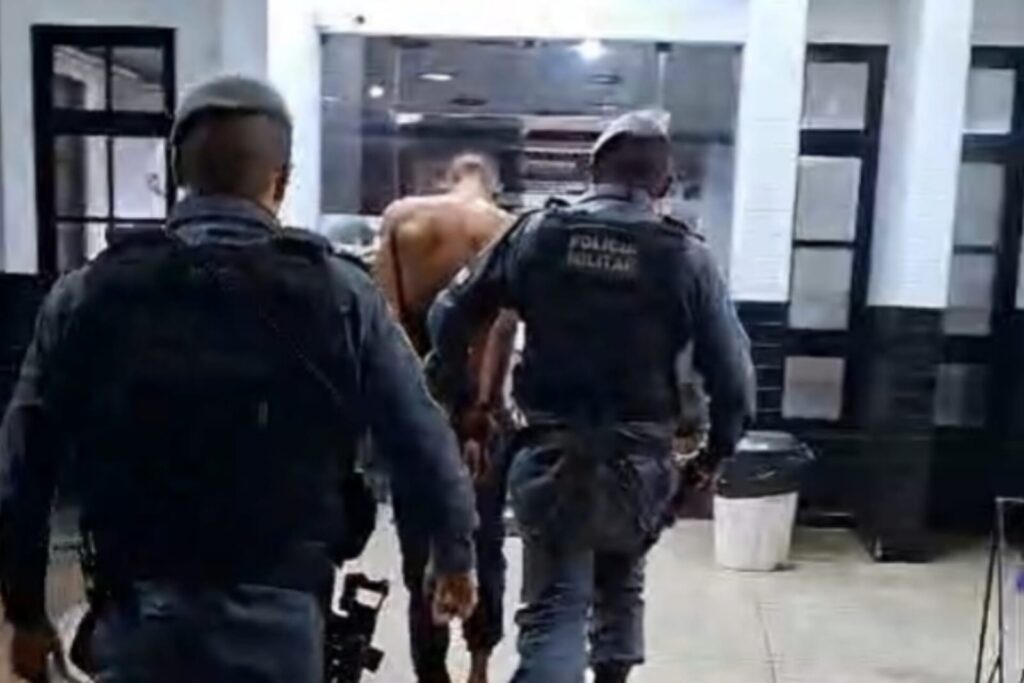 Em abordagem de rotina, PMs apreendem drogas com suspeito