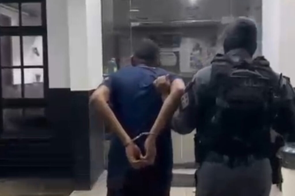 Motoqueiro foge e deixa comparsa preso com drogas.