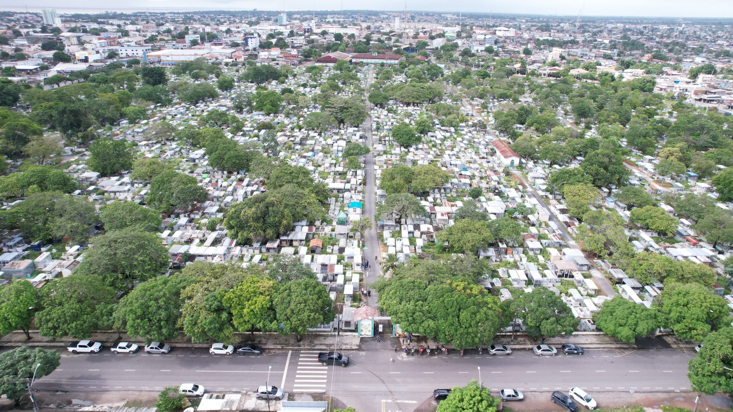 Zeladoria Urbana inicia limpeza nos cemitérios de Macapá para bem-estar