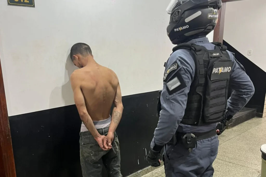Assaltante é preso momento após roubar celular em ação rápida