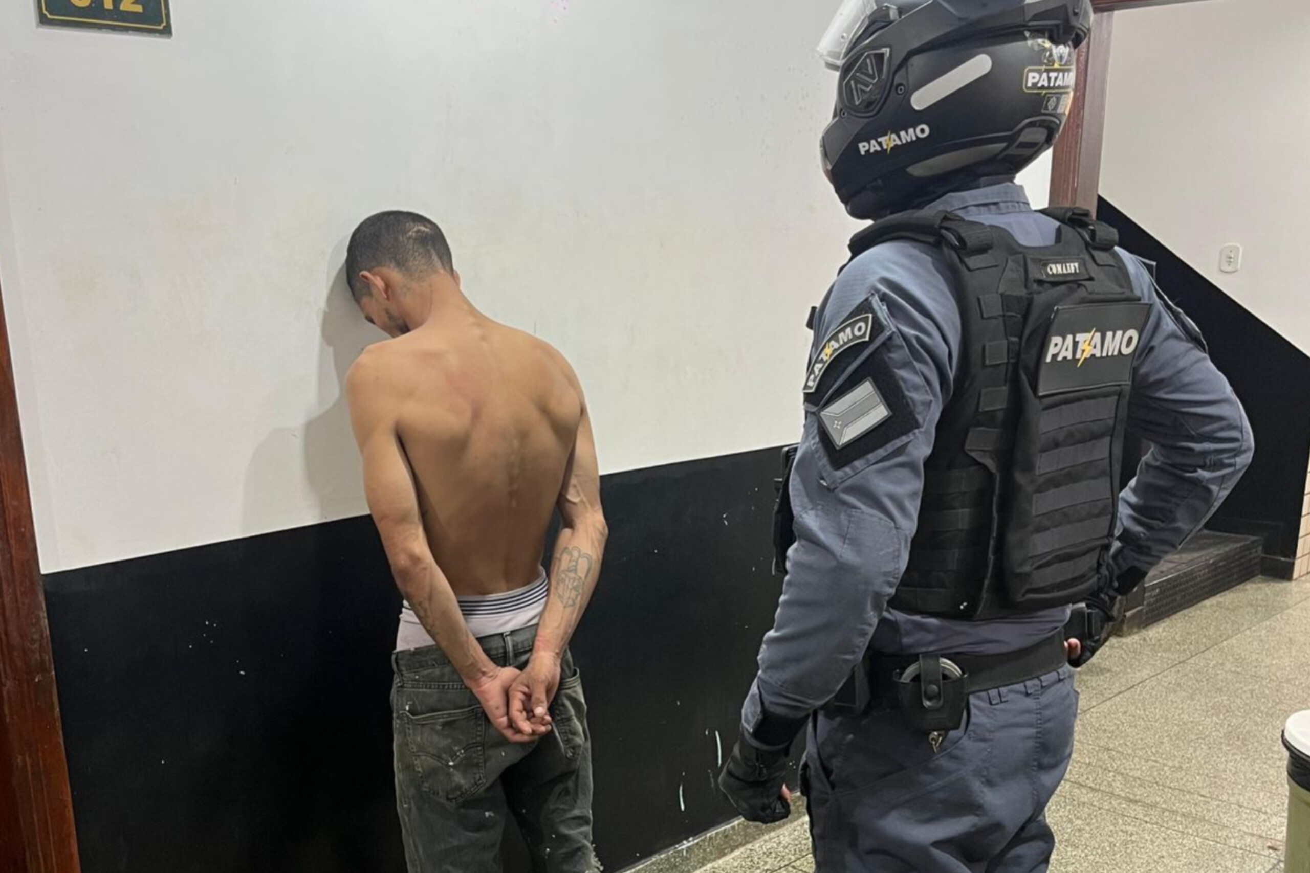 Assaltante é preso momento após roubar celular em ação rápida