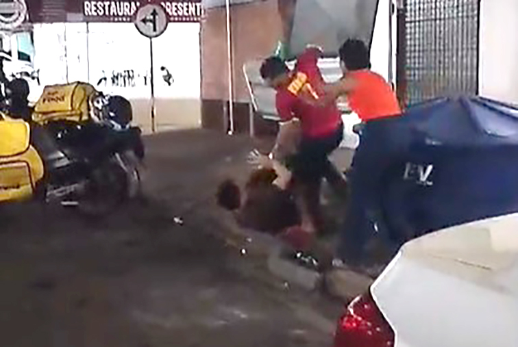 Vídeo mostra ataque feroz de chapeiro no ambiente de trabalho