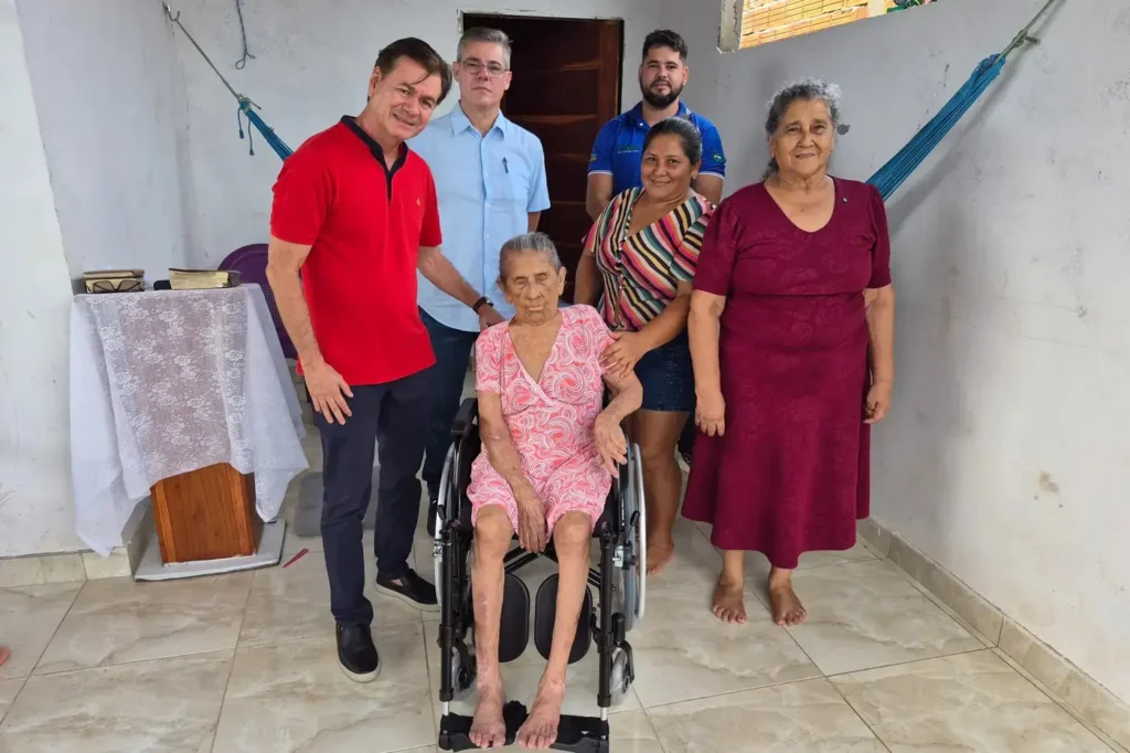 Idosa de 117 anos ganha cadeira de rodas e mais conforto