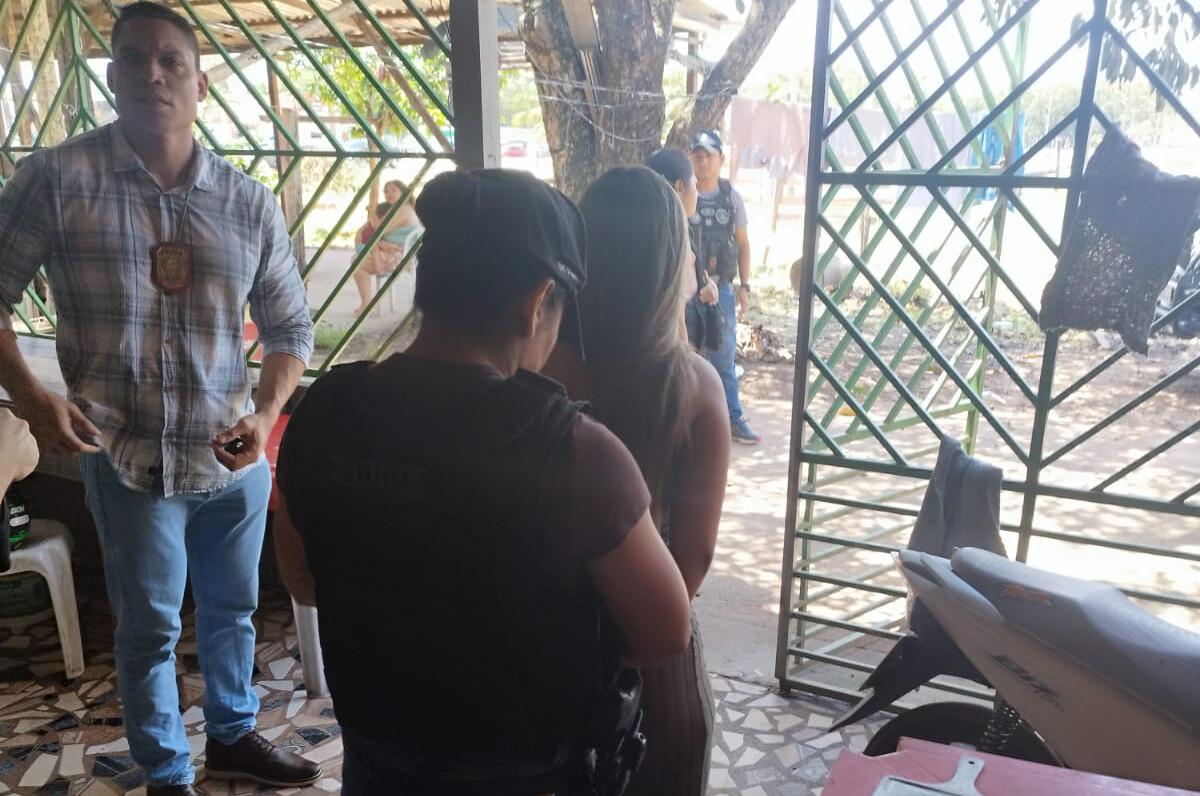 Mulher ligada a grupo criminoso é detida pela Denarc em ação efetiva