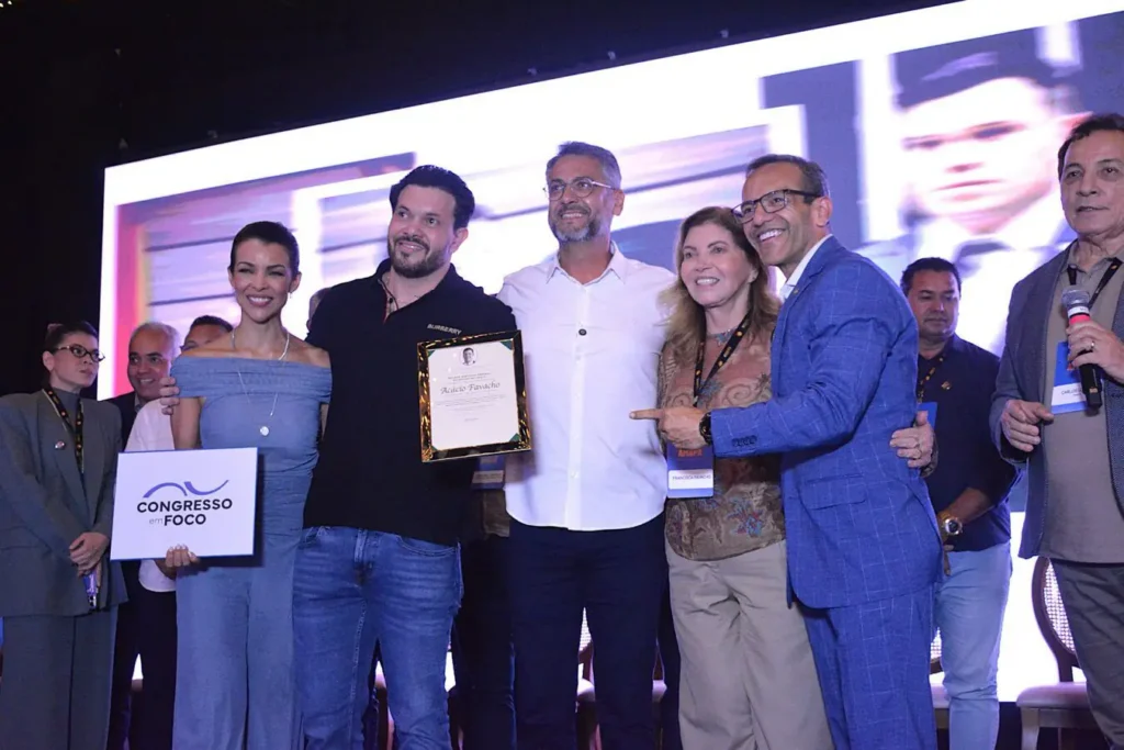 Prefeito interino Pedro DaLua assina ordens de serviço e investe em energia solar