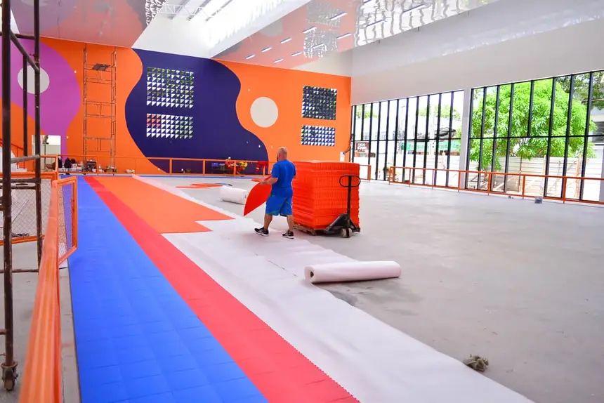 Ginásio Paulo Conrado recebe instalação do piso modular eficiente