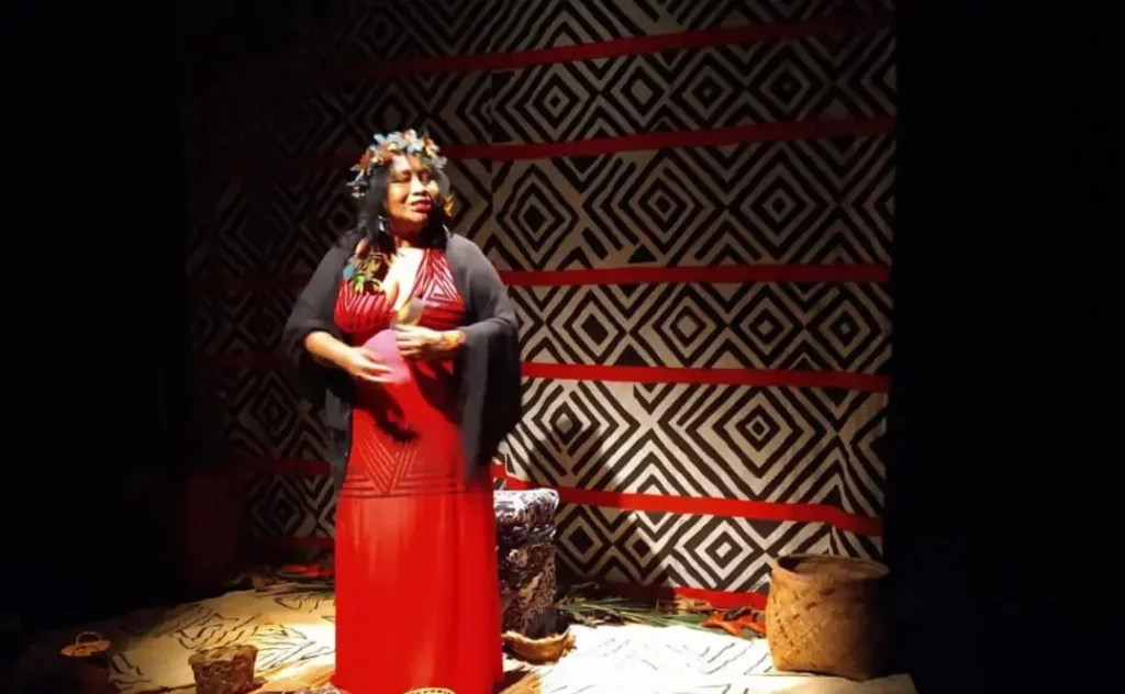 Lúcia Tucuju apresenta espetáculo com histórias indígenas em Macapá