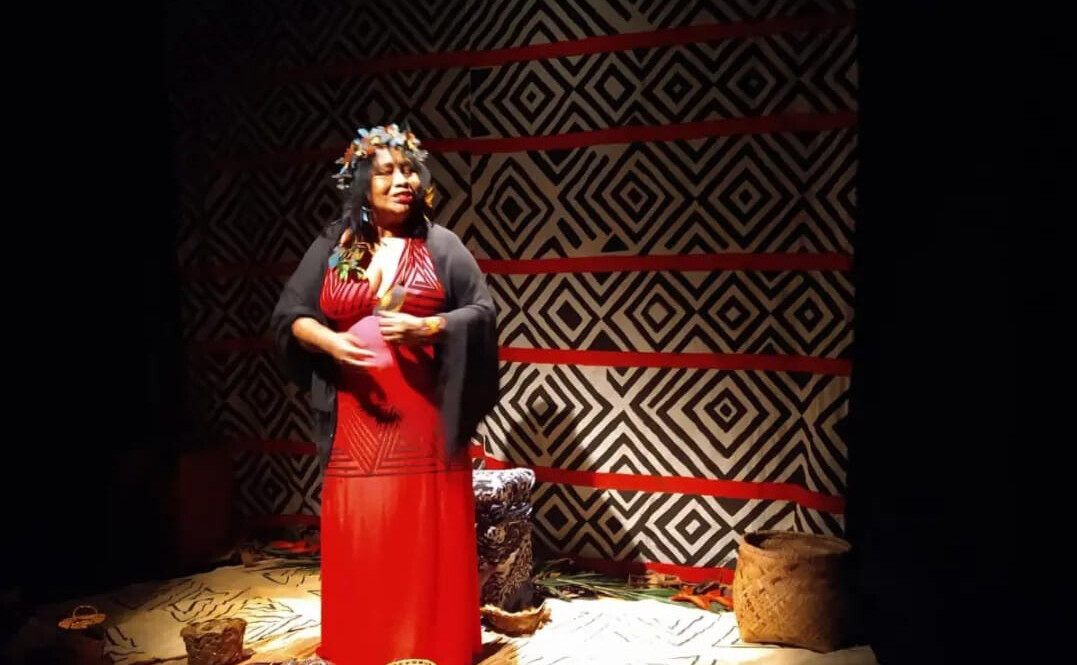 Lúcia Tucuju apresenta espetáculo com histórias indígenas em Macapá