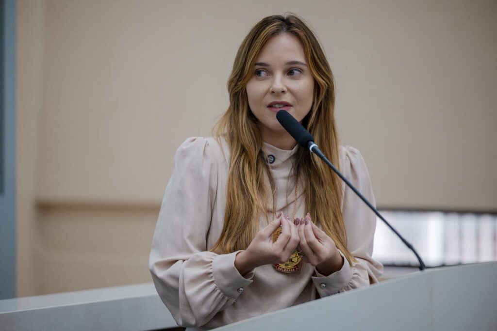 Delegada Marina Guimarães é homenageada por combate ao feminicídio