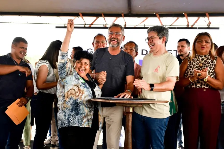 Randolfe e Clécio iniciam obra da nova maternidade em Santana