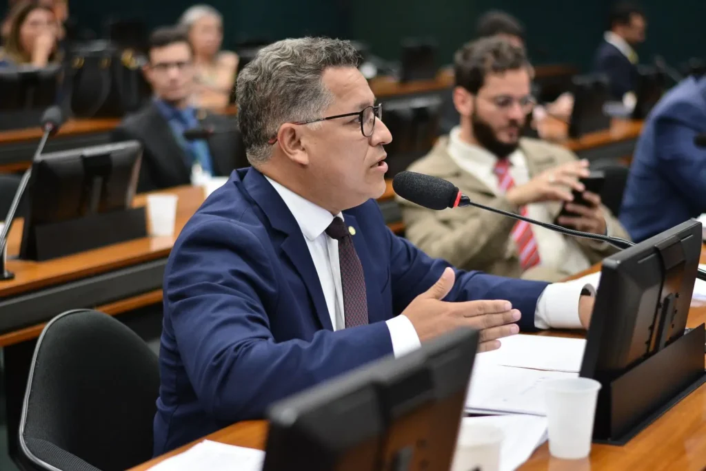 PEC do piso para agentes de endemias e comunitários avança com benefícios