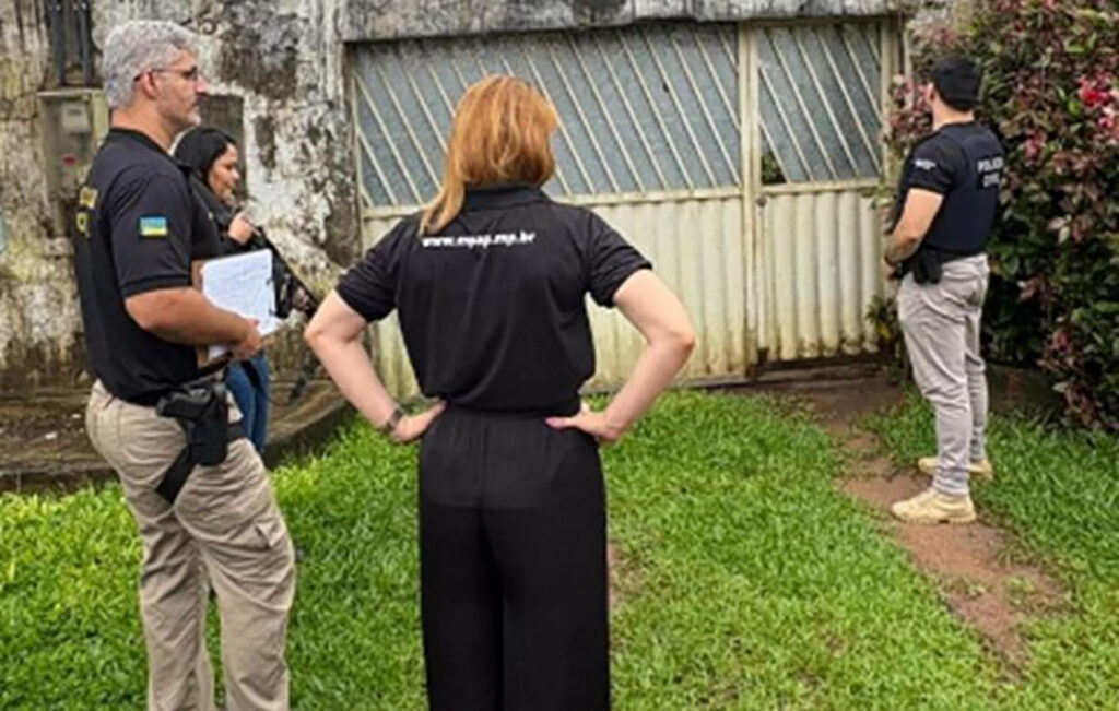 Mulher é presa por deixar filhos menores sem comida e água