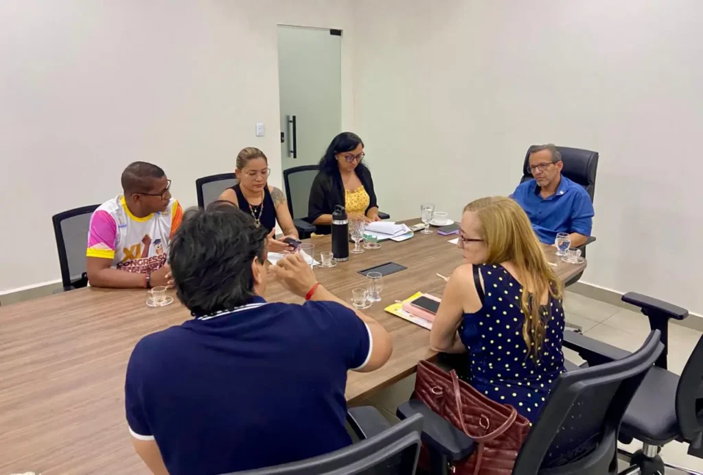 Pedro DaLua recebe comissão de professores para reajuste salarial eficaz