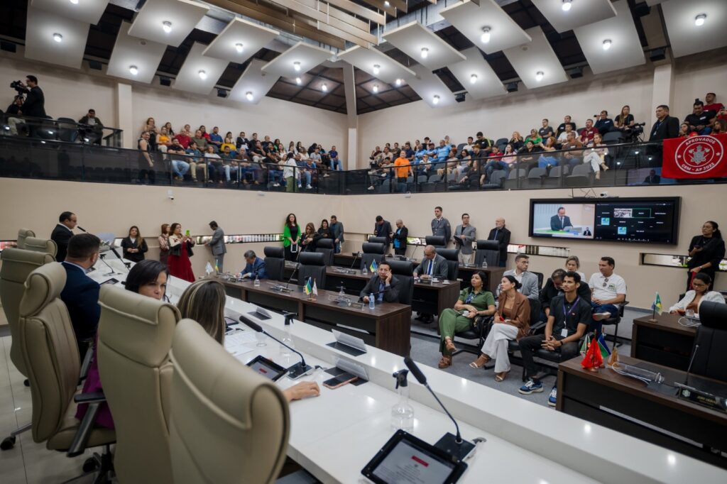 Na primeira sessão da semana, deputados votam por mudanças essenciais