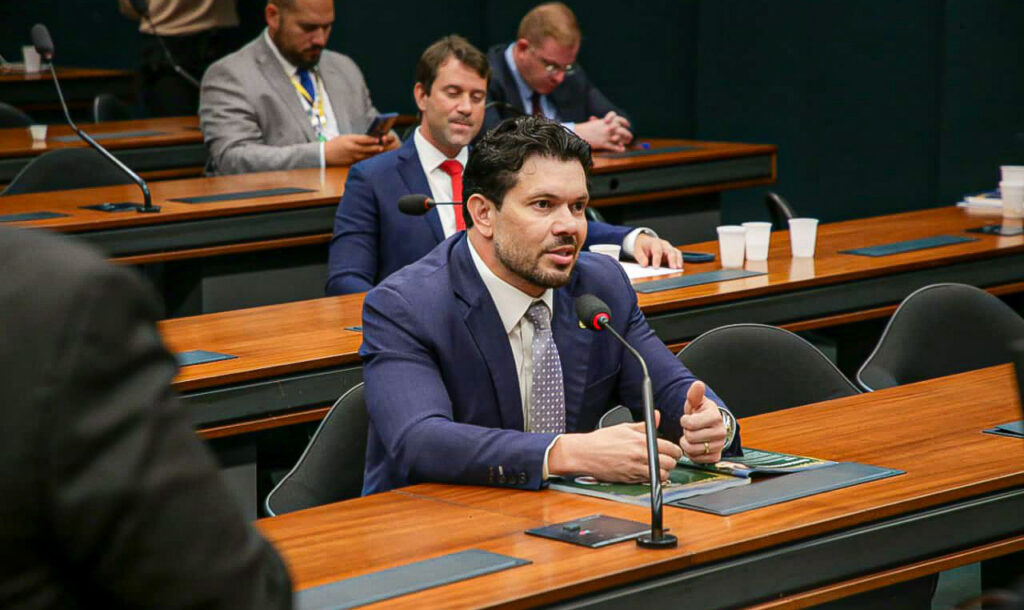 Deputado Acácio abre canal via WhatsApp para esclarecer PEC 47