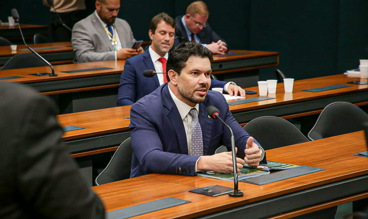 Deputado Acácio abre canal via WhatsApp para esclarecer PEC 47