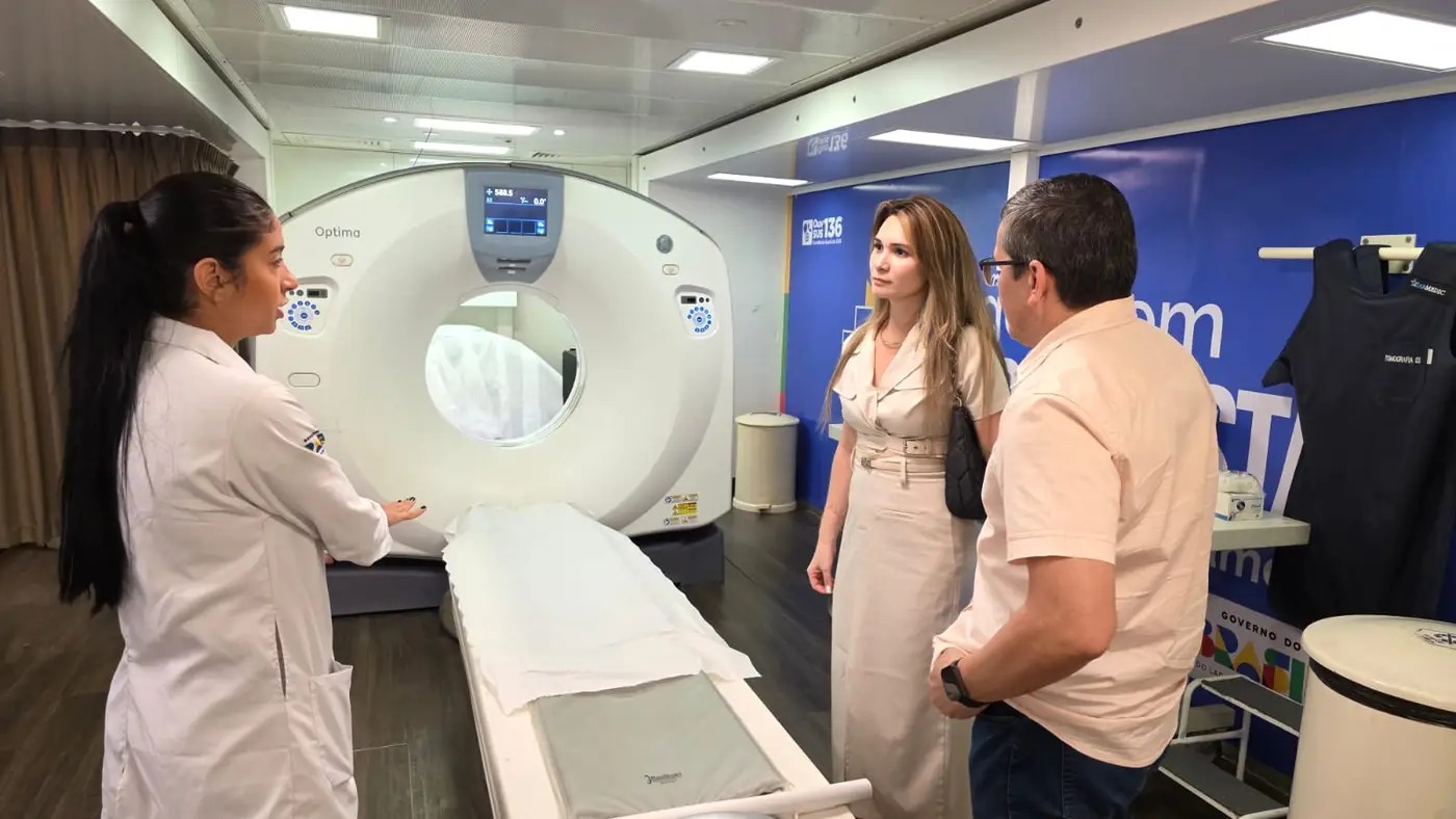 Carreta de tomografia do programa 'Agora Tem Especialistas' em Santana