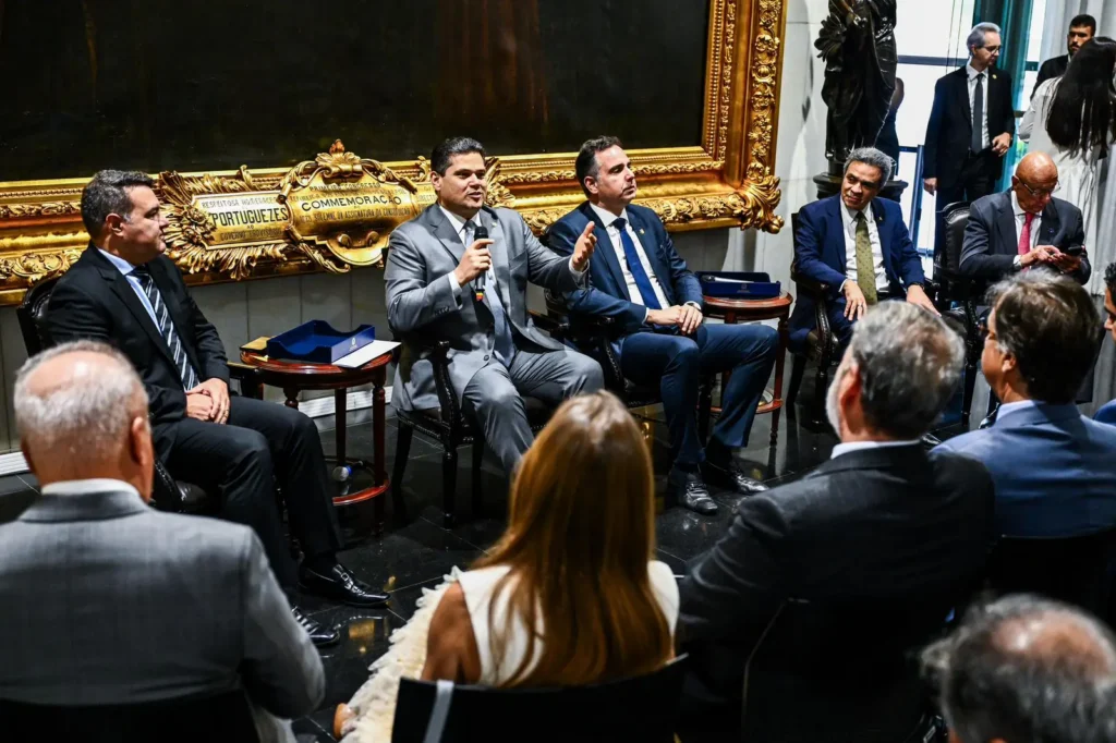 Alcolumbre destaca papel dos tribunais de contas na PEC da Essencialidade