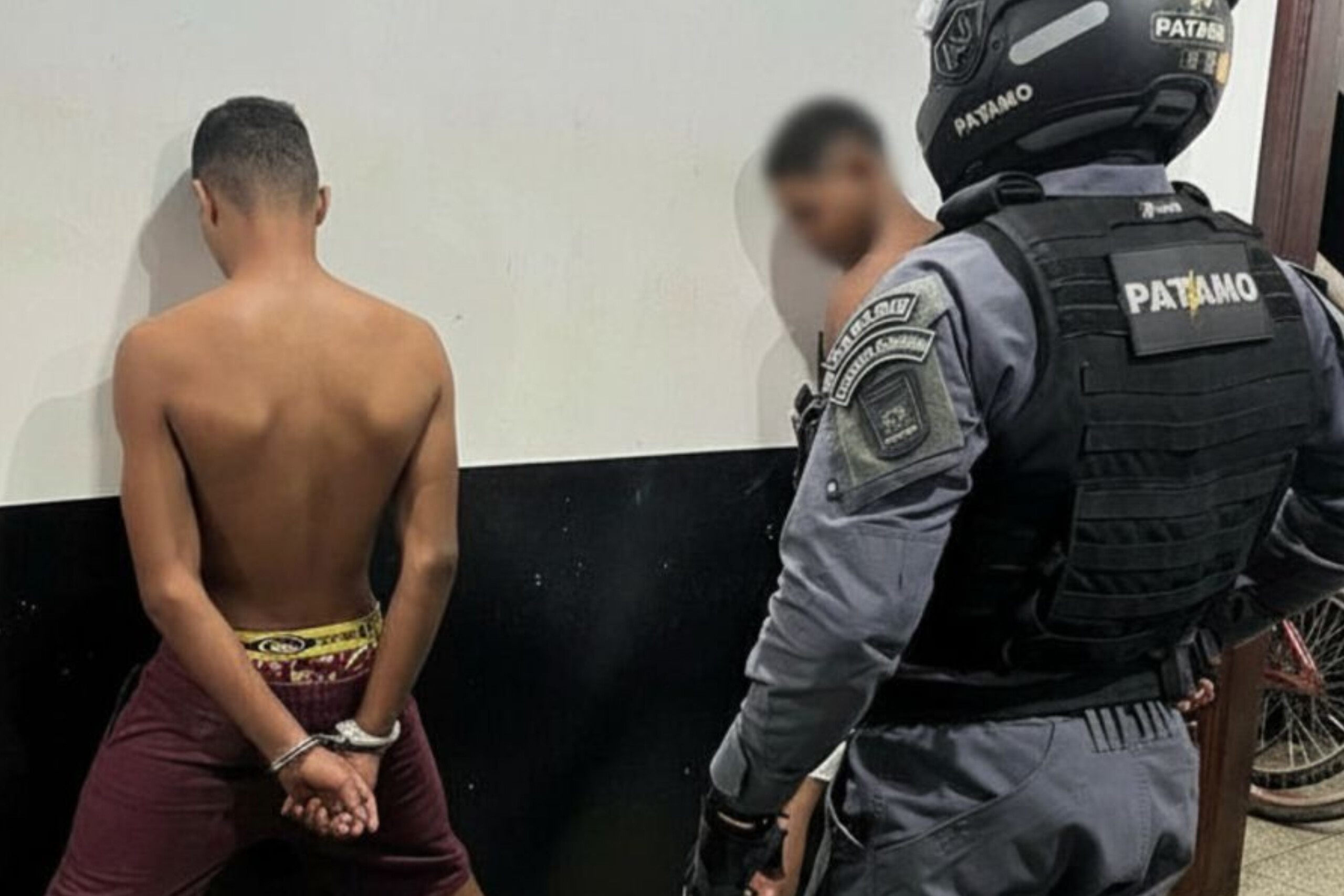 Dupla corre, mas é alcançada e flagrada com droga pela Patamo