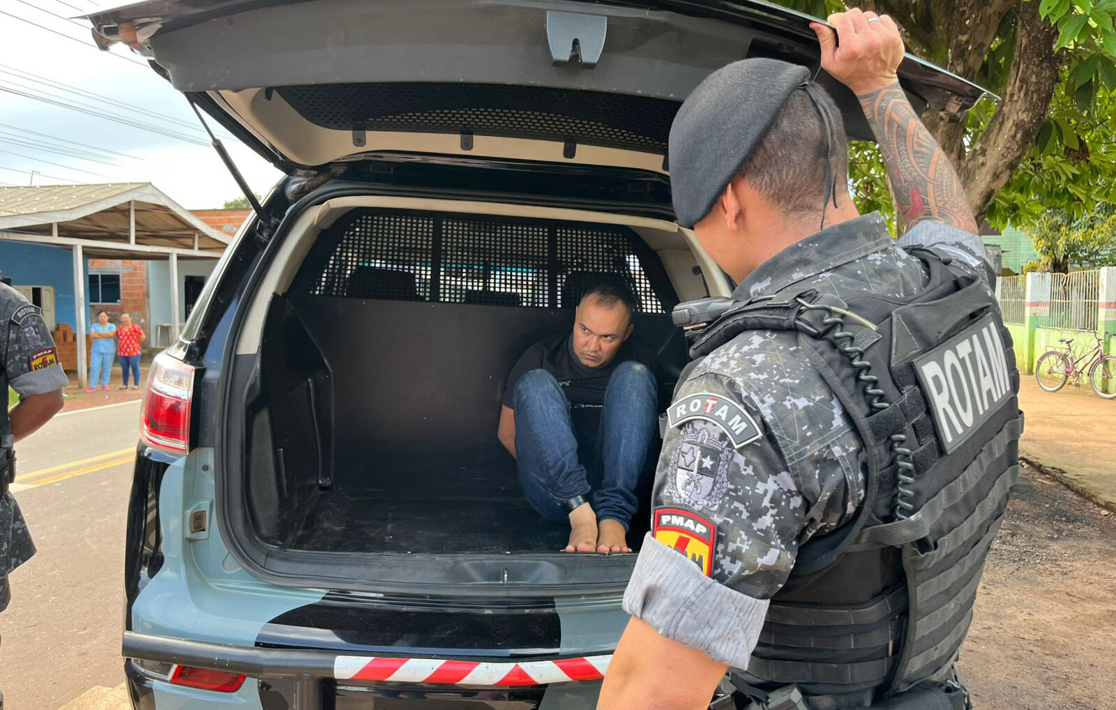 Criminoso libera refém após negociação segura com a PM