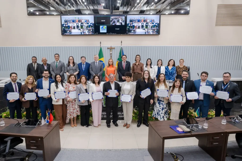 Auditores do TCE-AP recebem homenagem no Parlamento do Amapá