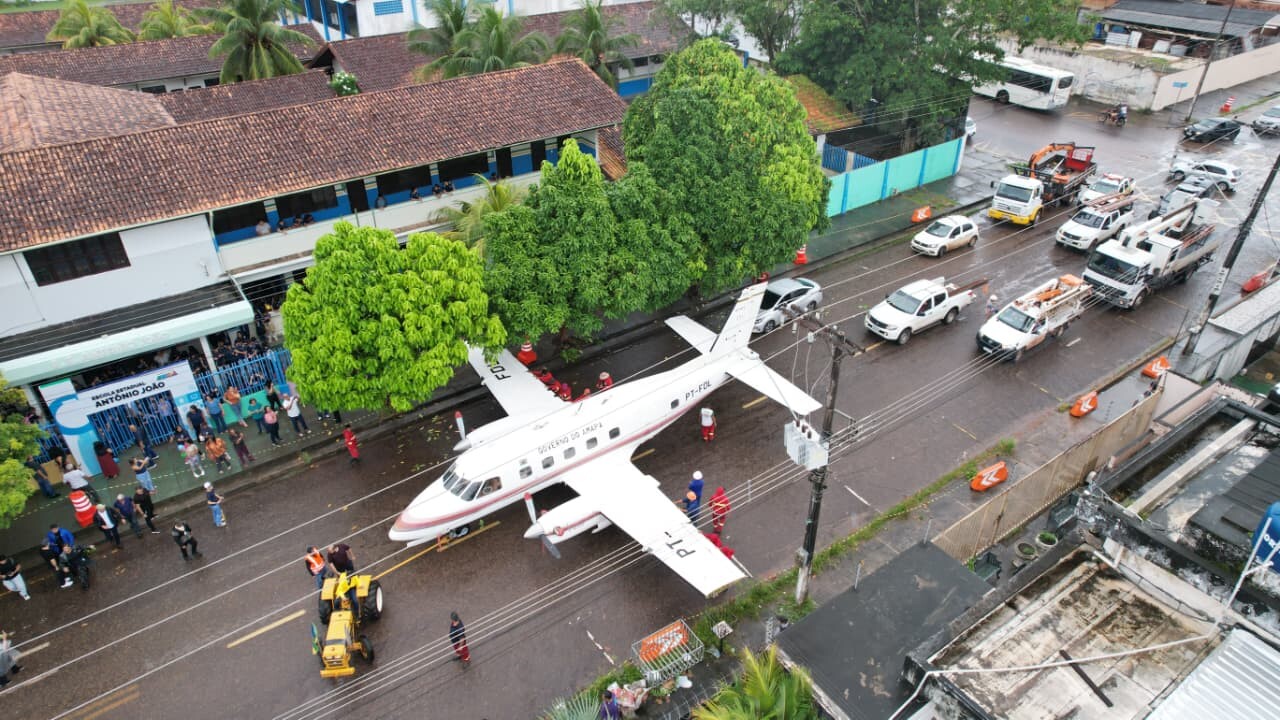 Governo transporta avião Bandeirante para o Parque da Residência