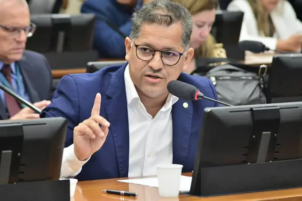 Dorinaldo Malafaia debate fim da escala 6x1 no Amapá