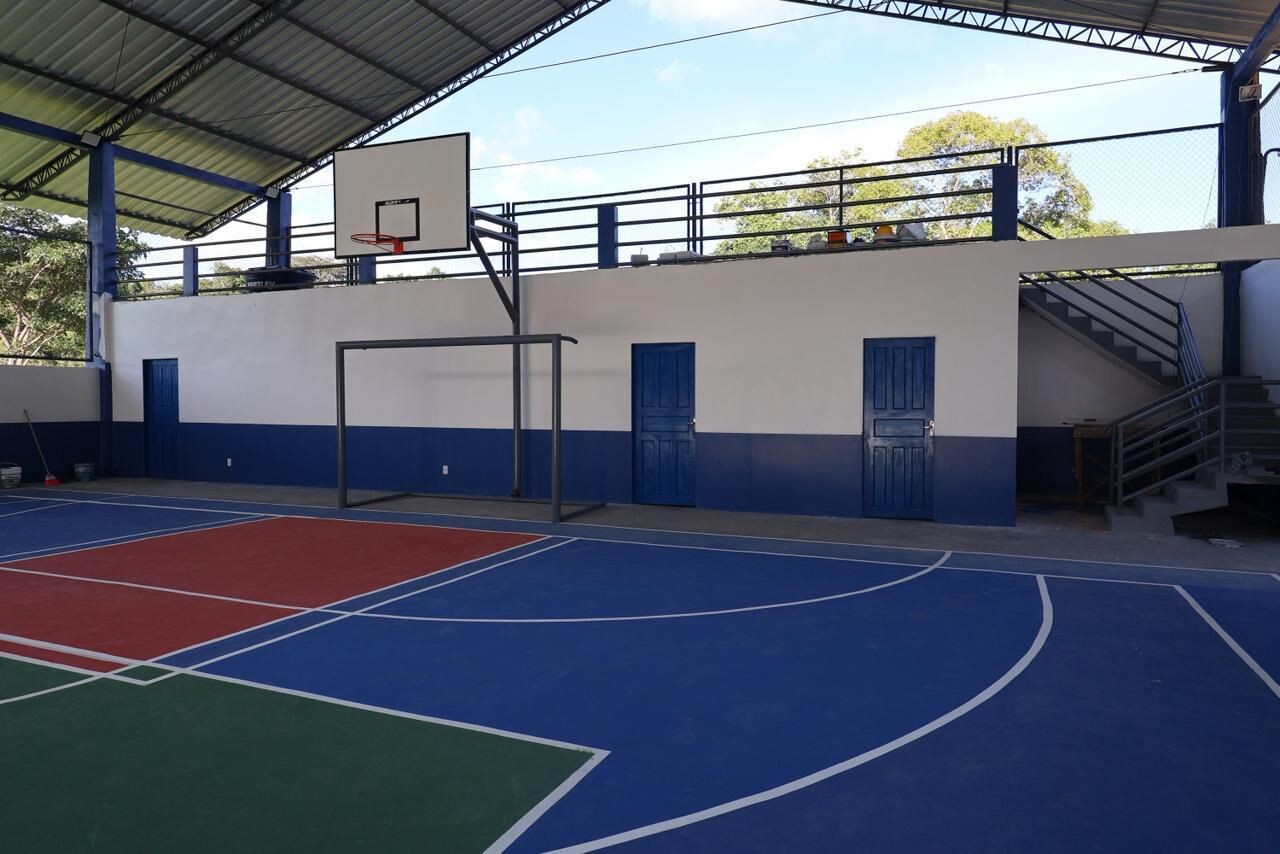Malafaia entrega quadra esportiva e lanchas para Ferreira Gomes