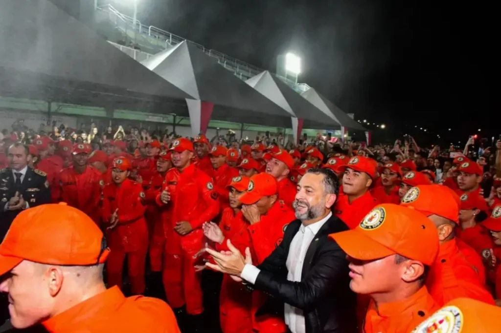 Clécio entrega maior reforço da história dos Bombeiros e fortalece equipe