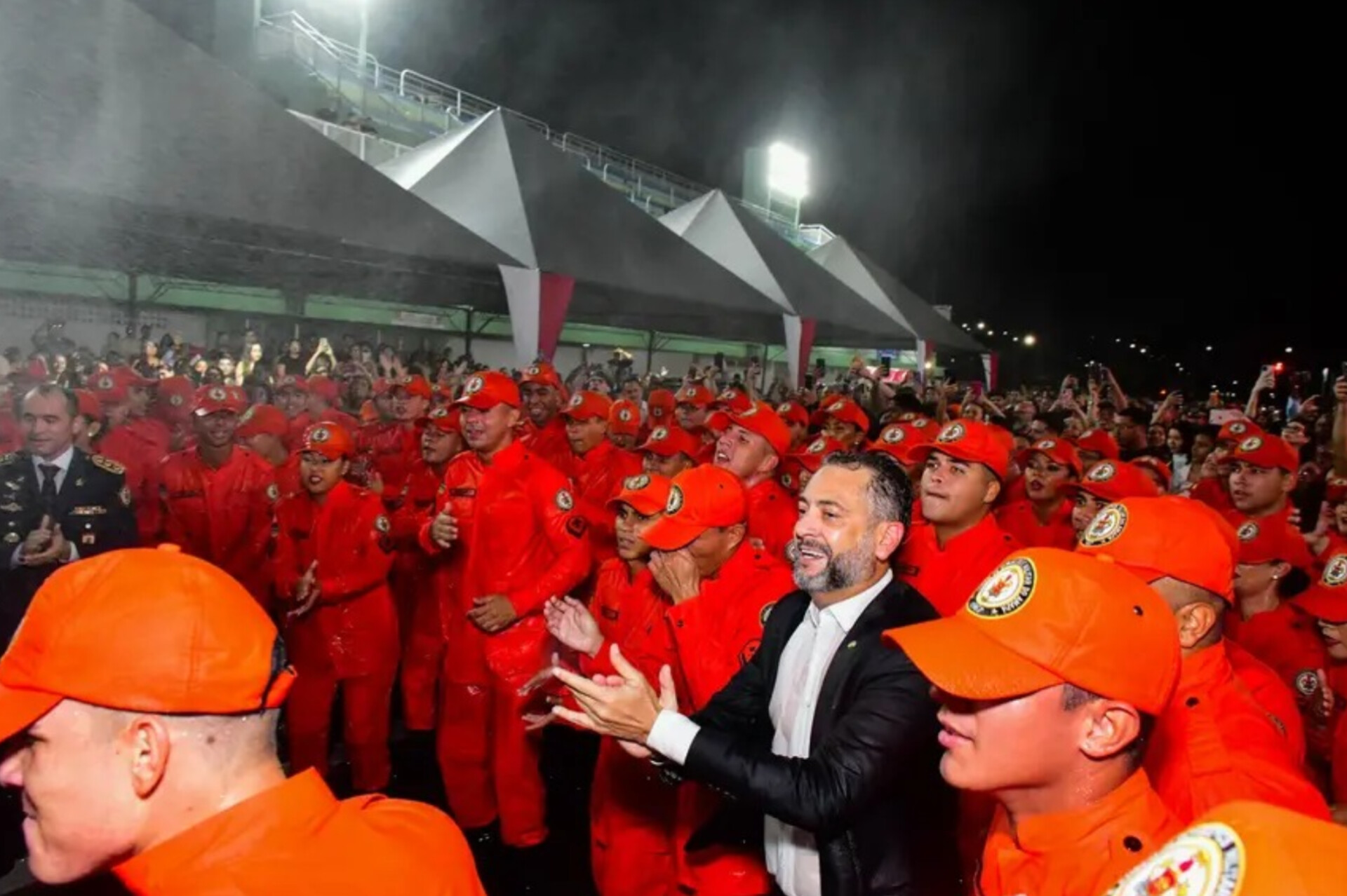 Clécio entrega maior reforço da história dos Bombeiros e fortalece equipe