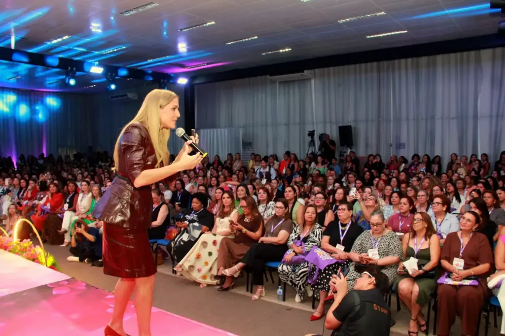 Atriz Deborah Secco abre ciclo de palestras do ‘ELAS’ 2026 para empoderar mulheres