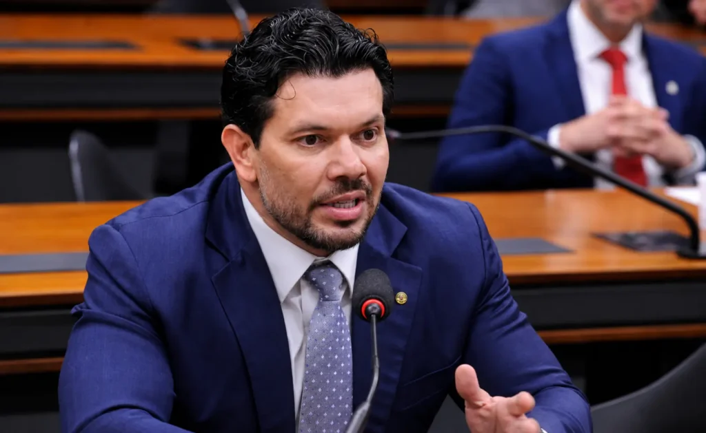 PEC relatada por Acácio Favacho assegura direitos a ex-servidores