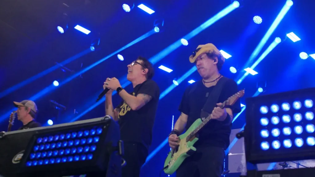 Capital Inicial celebra o Dia Mundial do Rock com energia contagiante