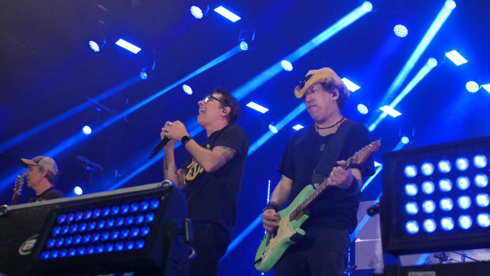 Capital Inicial celebra o Dia Mundial do Rock com energia contagiante