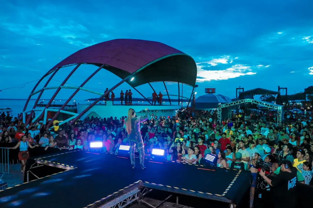 Banda Fruto Sensual agita o público com festa na Fazendinha