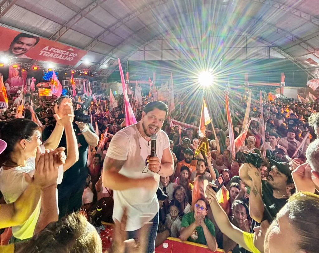 Acácio Favacho oficializa candidatura ao Senado com grande público