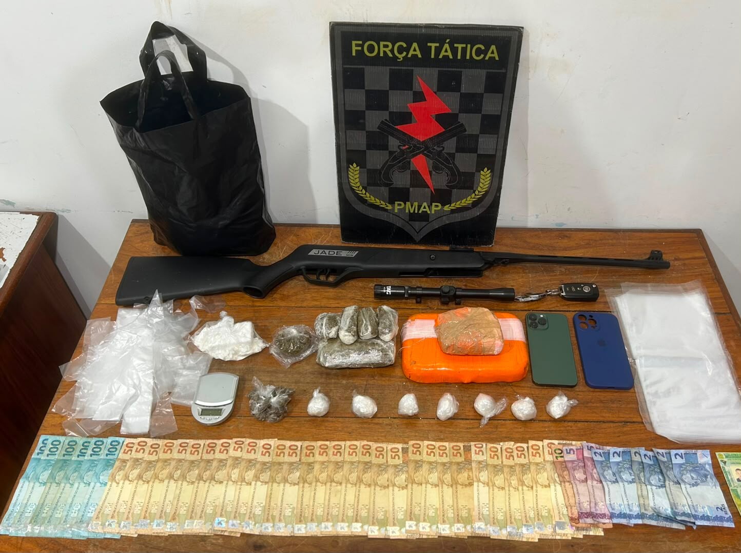 Força Tática prende homem e apreende menor por tráfico eficaz