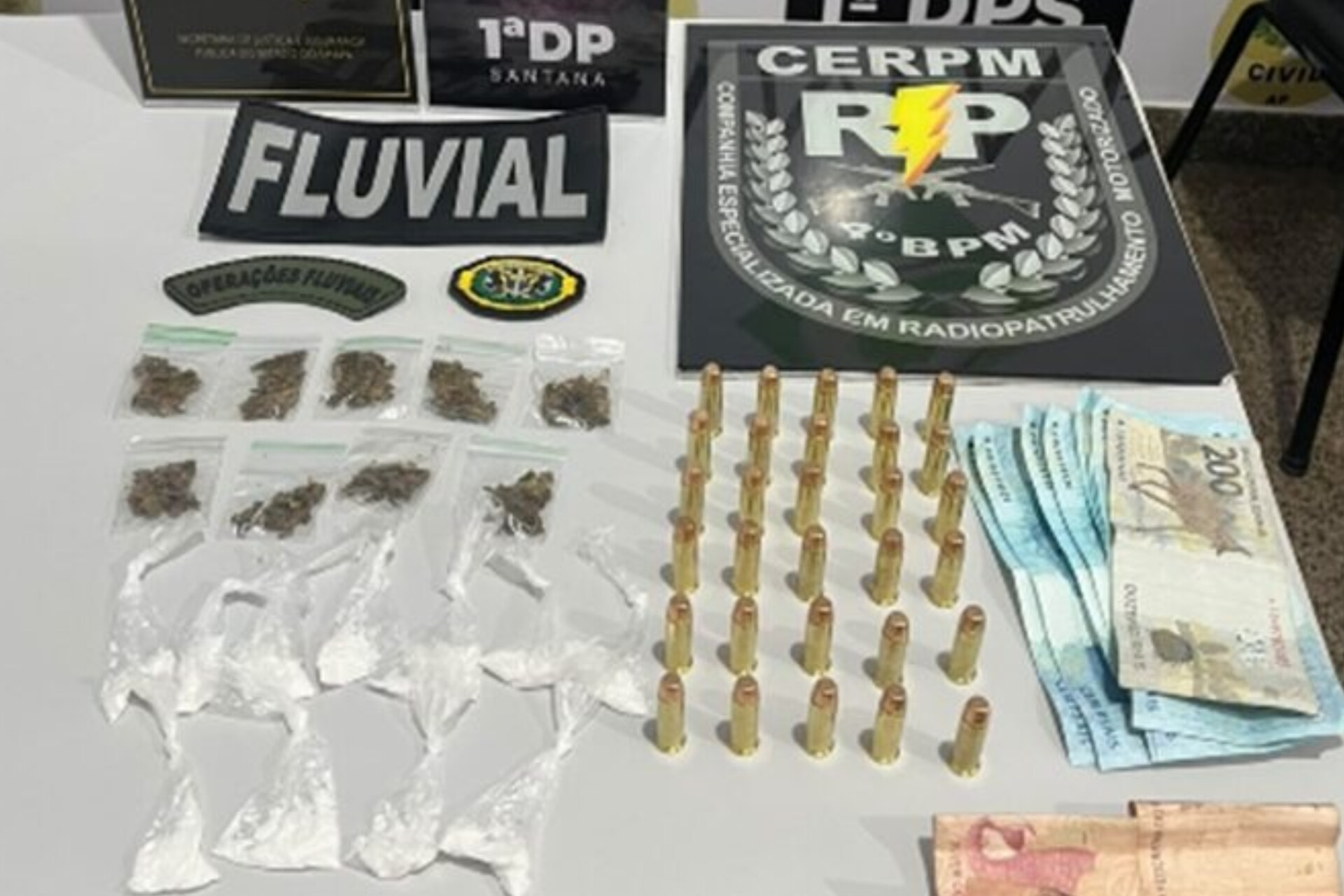 Dinheiro, munições e drogas apreendidos em operação policial eficaz