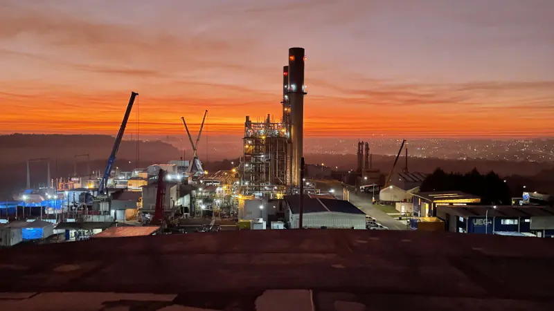 Usina de geração de energia ao amanhecer