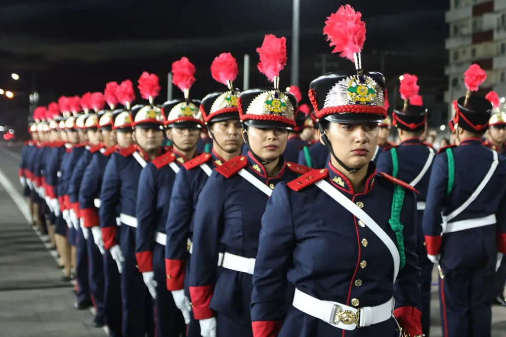 Cadetes da Polícia Militar recebem Espadim Tiradentes com honras
