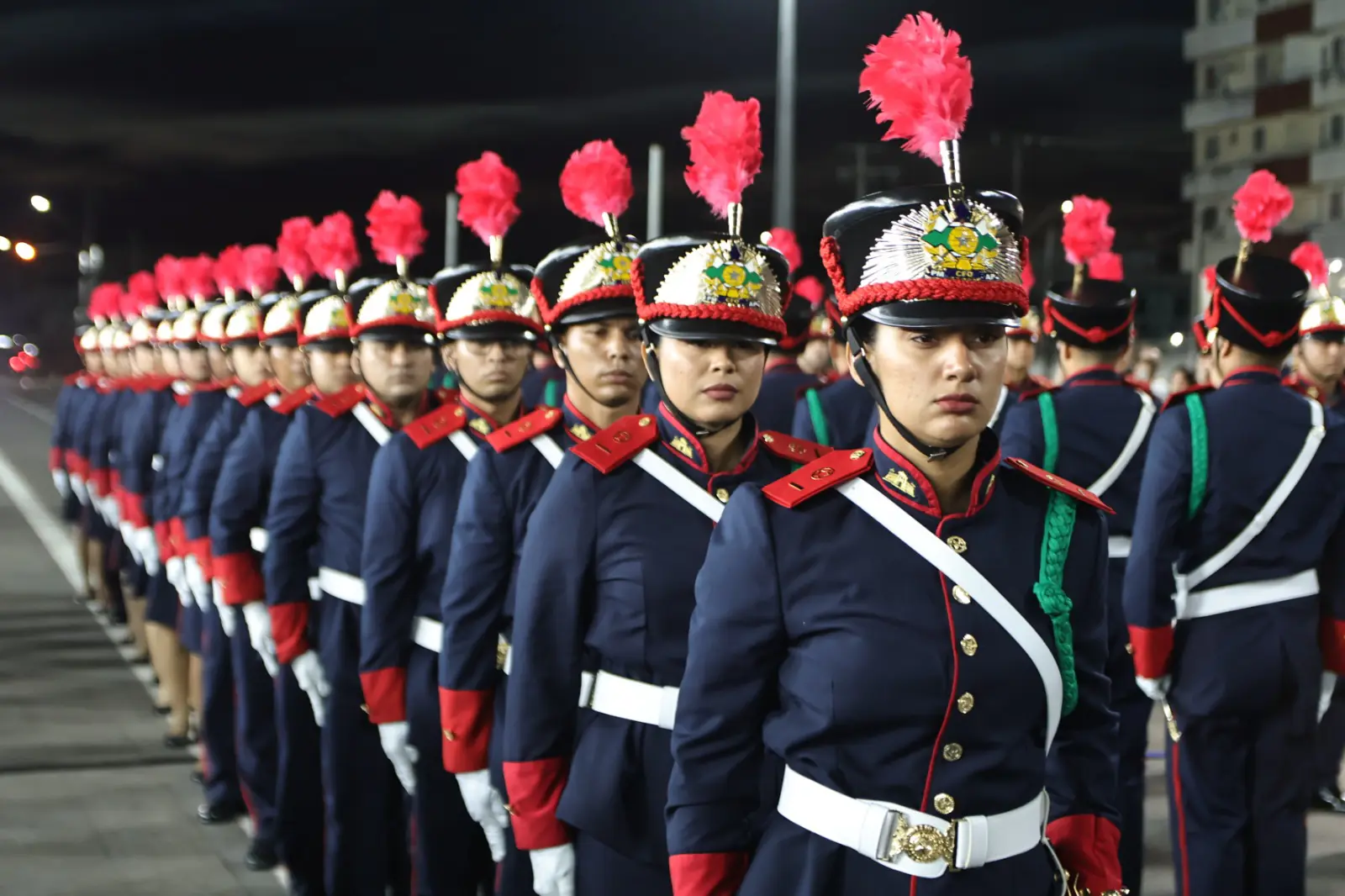 Cadetes da Polícia Militar recebem Espadim Tiradentes com honras