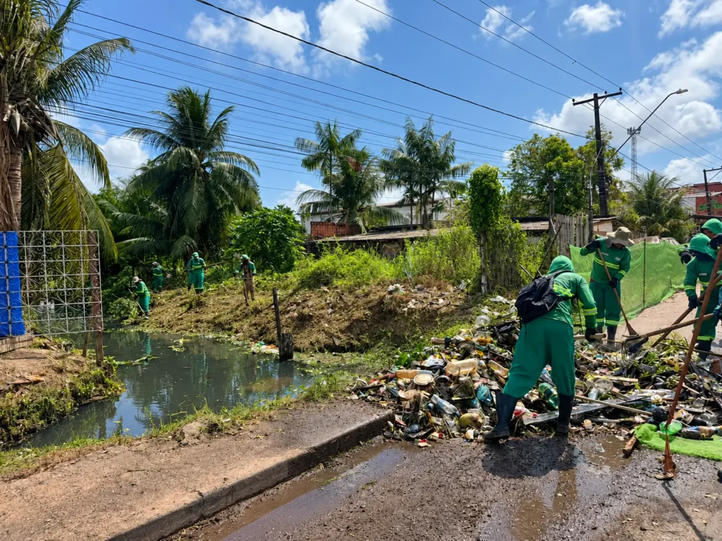 Prefeitura de Macapá realiza limpeza e manutenção no canal 13 de Setembro