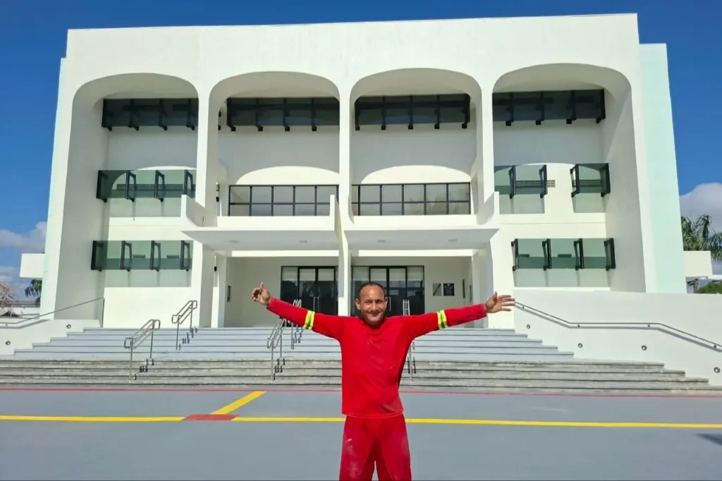 Ajudante de obras celebra a conclusão do Teatro das Bacabeiras