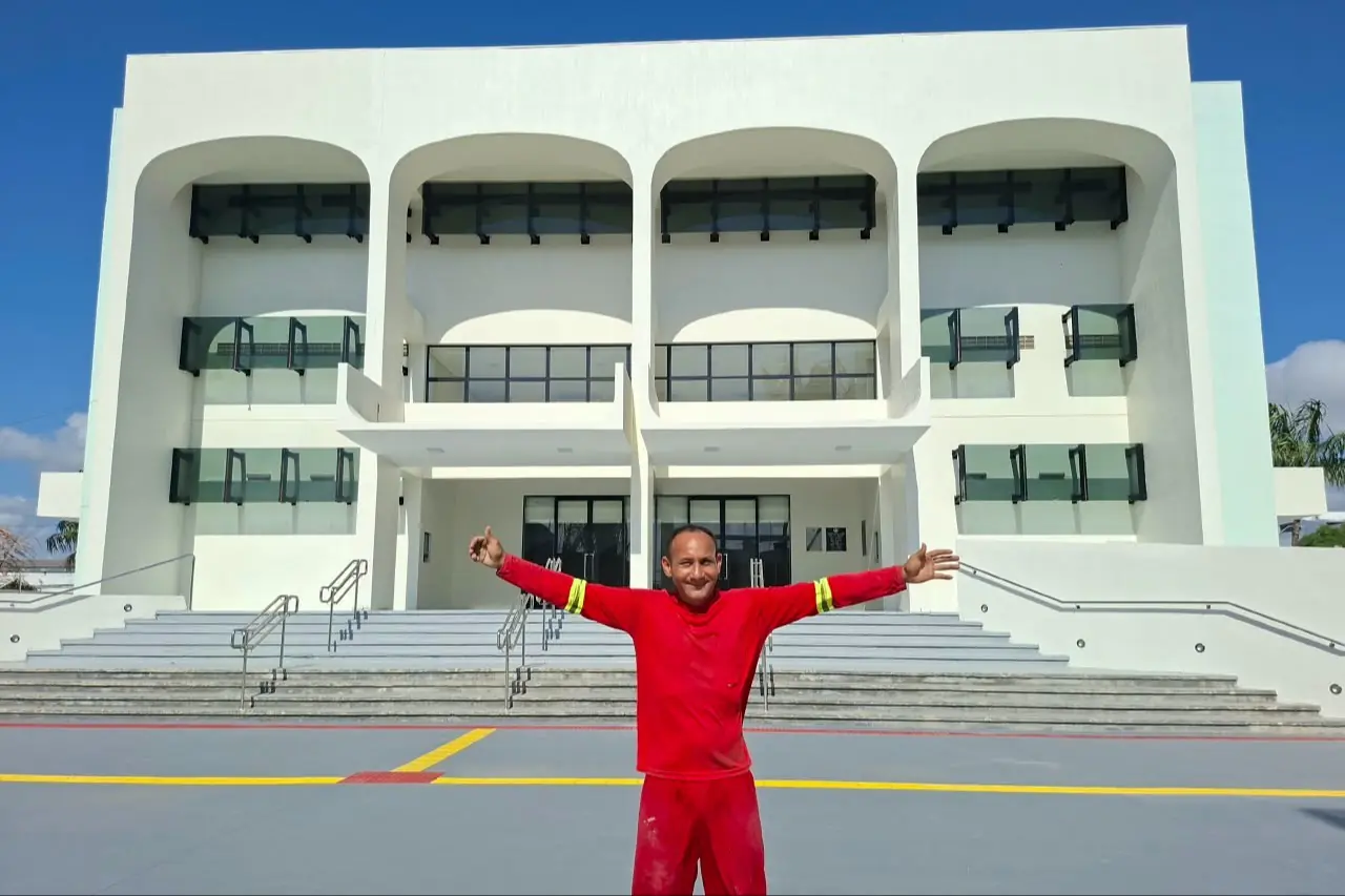 Ajudante de obras celebra a conclusão do Teatro das Bacabeiras