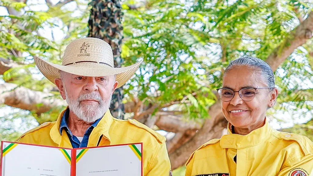 Presidente Lula de chapéu e jaqueta amarela de combate a incêndios