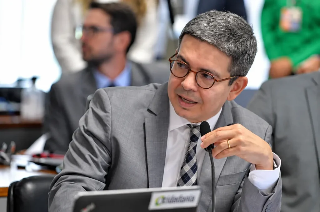 Randolfe Rodrigues anuncia retorno ao magistério na Unifap e doutorado