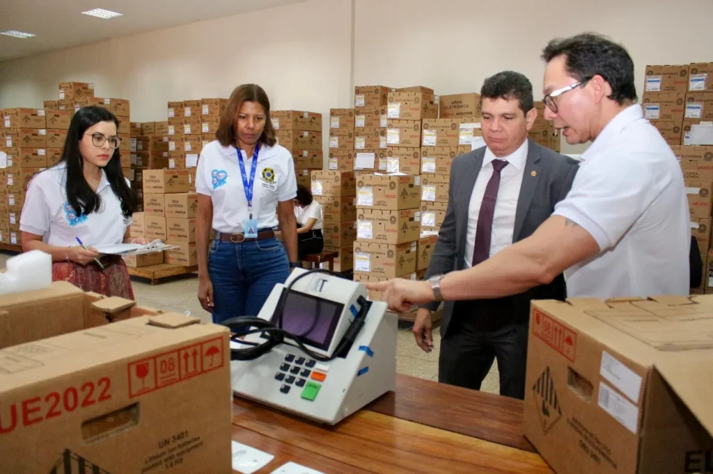 Promotores eleitorais participam do sorteio de urnas para auditoria